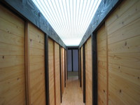 廊下：透明ＦＲＰグレーチング＋アクリル板を使い左右窓のない空間に光を落とす