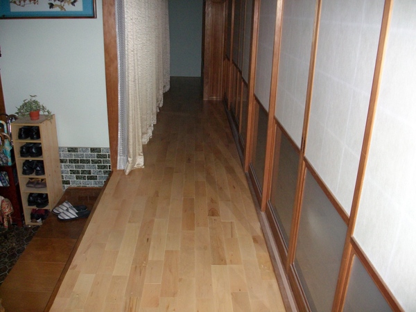 廊下の床を桜の無垢材にリォームした。(その他リフォーム)